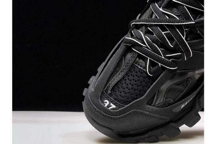 balen wmns track trainer 