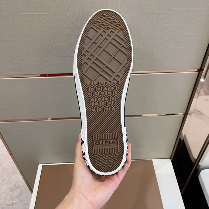 bur*berry sneakers
