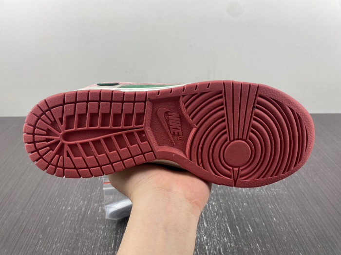 nike dunk low se all petals united fir green fn8923-061