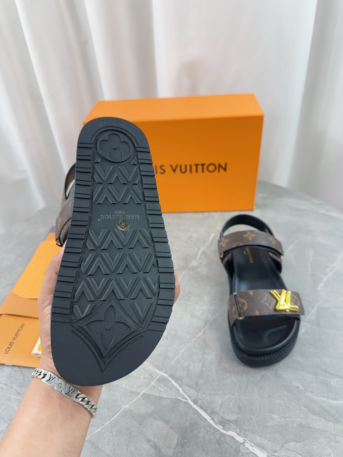 L1VV Flat Sandals