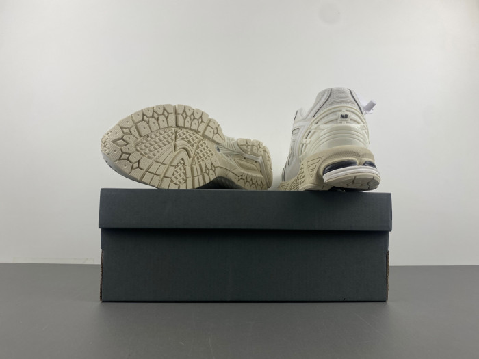 New Balance 1906R White / Black M1906RWW