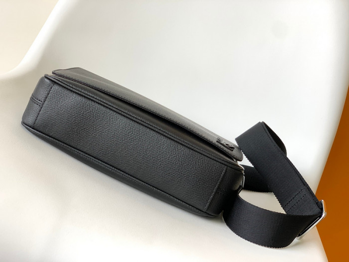 L1VV MESSENGER BAG-25*22*7cm