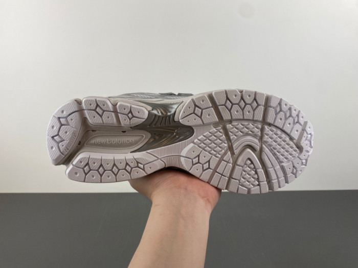 New Balance 1906W Silver Metallic U1906WFE